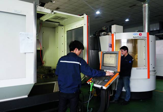 模具车间3.jpg 模具车间3.jpg